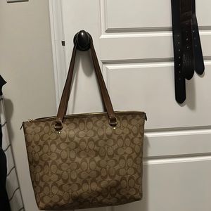 Signature gallery tote coach bag
